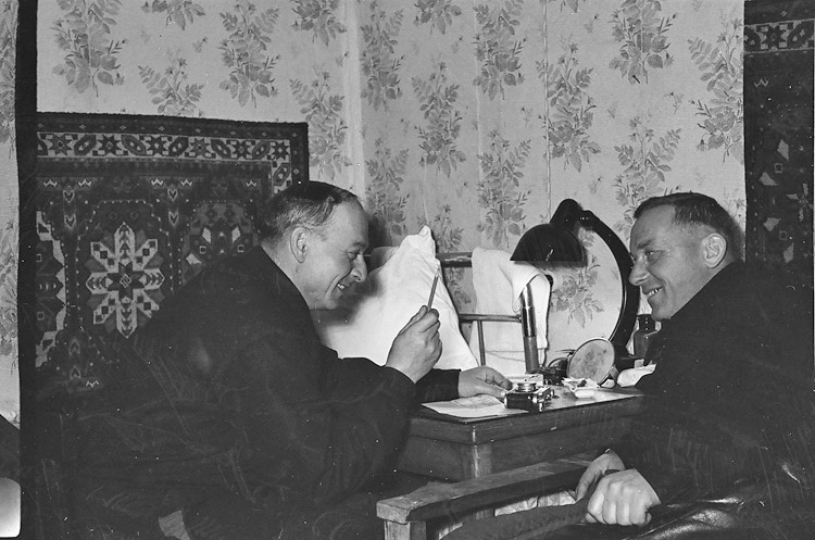 Антарктида посёлок Мирный, ул.Ленина, дом 7. Слева О.Куксин, справа штурман М.Долматов.